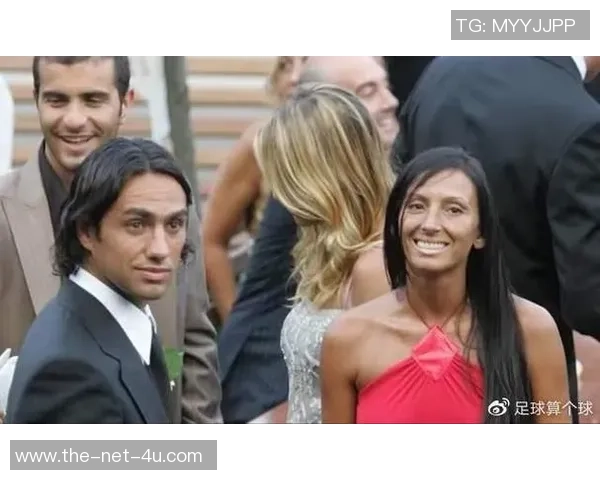 揭开足球明星背后的故事球员妻子们的真实身份与生活揭秘