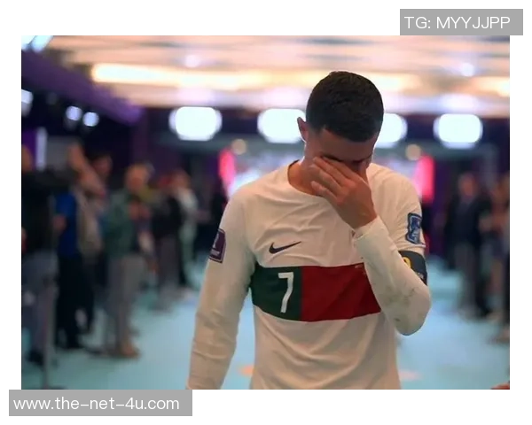 足球明星孩子泪洒赛场感人瞬间引发网友热议与共鸣 足球明星孩子泪洒赛场感人瞬间引发网友热议与共鸣