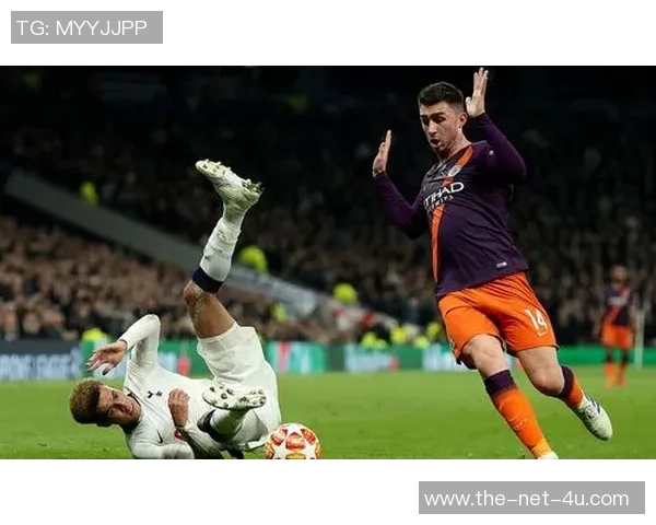 足球明星在赛场上意外搞笑瞬间引发全场爆笑令人忍俊不禁 足球明星在赛场上意外搞笑瞬间引发全场爆笑令人忍俊不禁